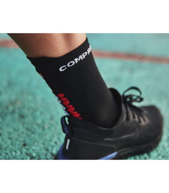 Compra online Calcetines Compressport Pro Racing Socks v4.0 Run Hight Black Red en oferta al mejor precio