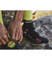 Compra online Calcetines Compressport Pro Racing Socks v4.0 Run Low Black Red en oferta al mejor precio