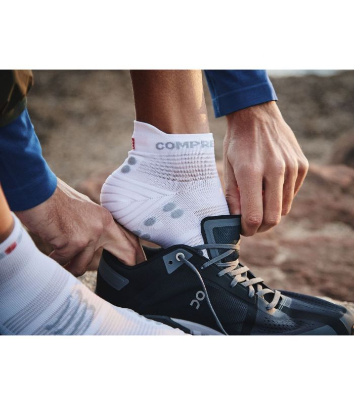 Compra online Calcetines Compressport Pro Racing Socks v4.0 Run Low White Alloy en oferta al mejor precio