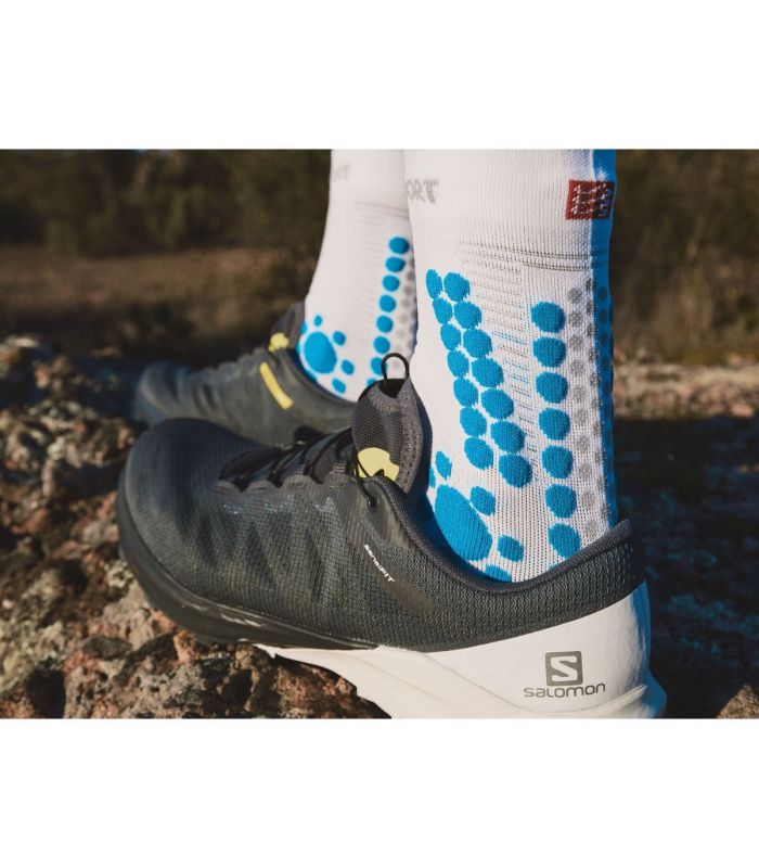 Compra online Calcetines Compressport Pro Racing Socks v4.0 Trail White Fjord Blue en oferta al mejor precio