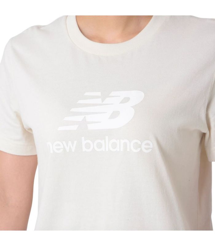 Compra online Camiseta New Balance Sport Essentials Jersey Logo T-Shirt Mujer Linen en oferta al mejor precio